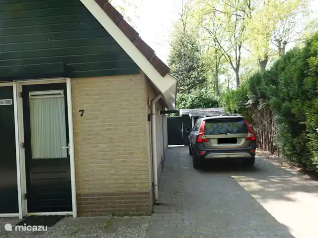 Naast het huisje kunt u uw auto parkeren.